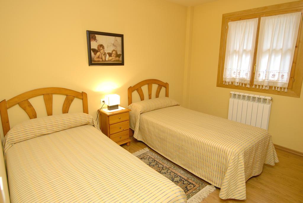 Apartamentos El Rincon De Benas Benasque Chambre photo