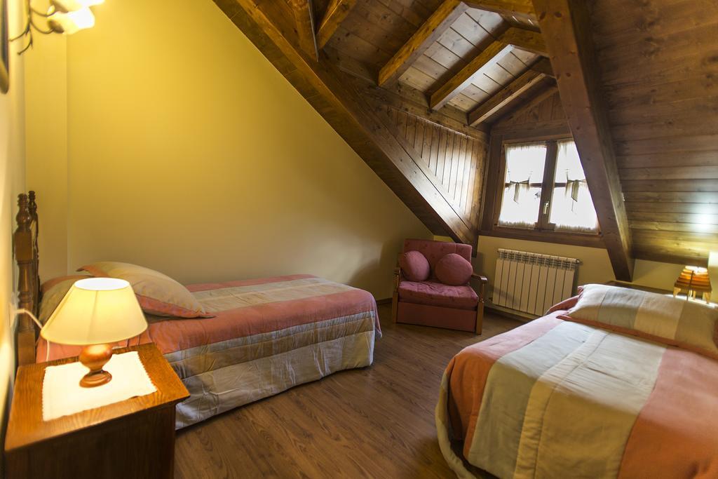 Apartamentos El Rincon De Benas Benasque Chambre photo