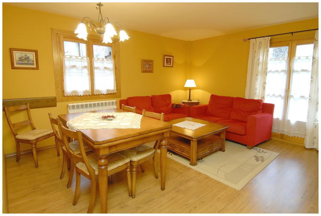 Apartamentos El Rincon De Benas Benasque Chambre photo