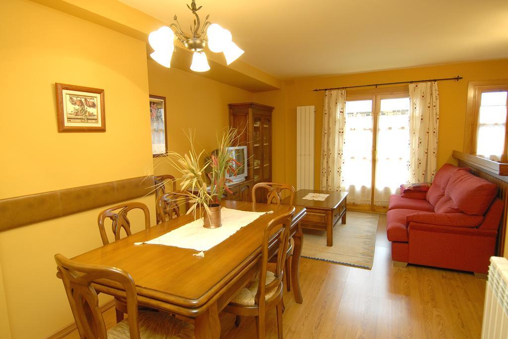 Apartamentos El Rincon De Benas Benasque Chambre photo
